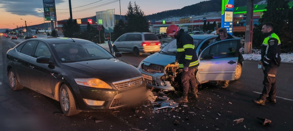 Accident în Dej. Trei mașini s-au făcut PRAF