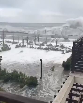 Furtună apocaliptică la Marea Neagră. Imagini impresionante cu valurile uriașe izbind violent țărmurile