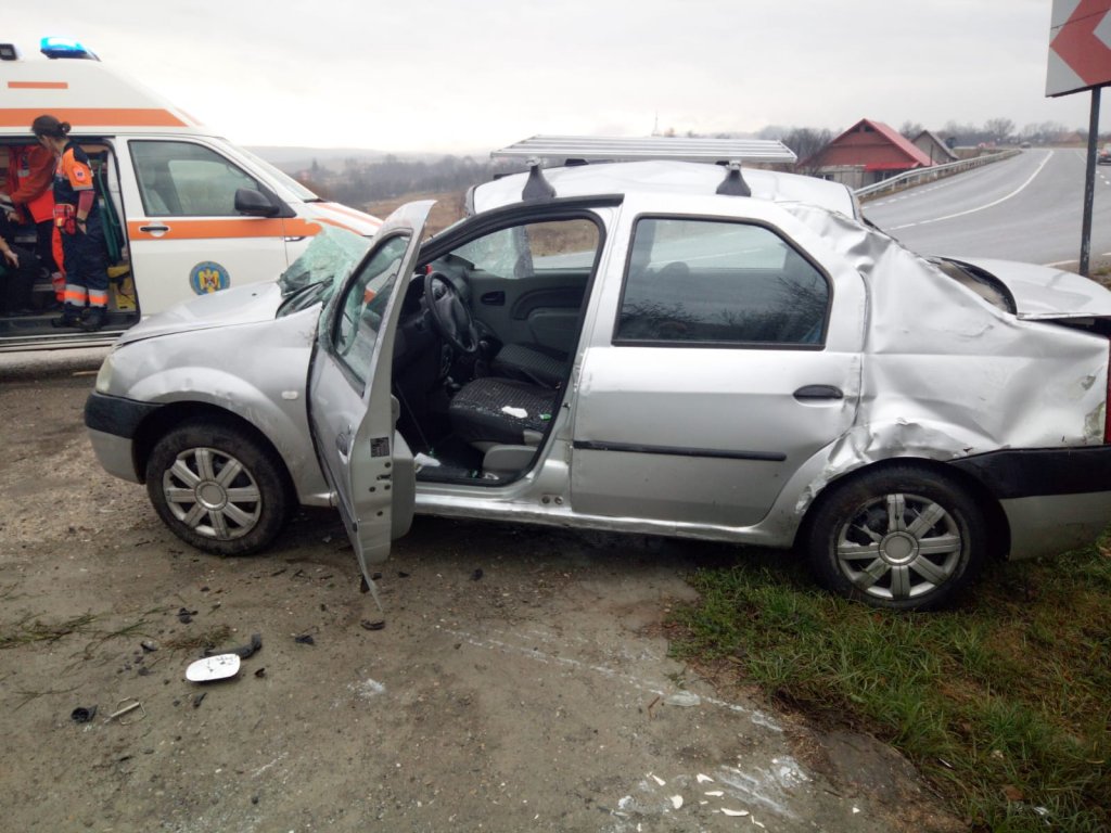 Accident pe un drum din Cluj. O femeie a fost transportată la spital