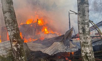 INCENDIU la o casă de vacanță din Cluj. S-a făcut scrum