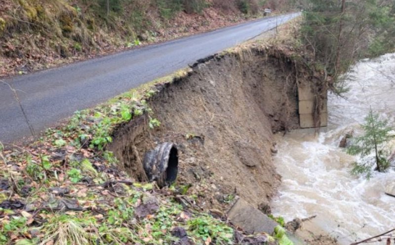 Surpare pe ruta spre „Vălul Miresei” din cauza precipitațiilor abundente