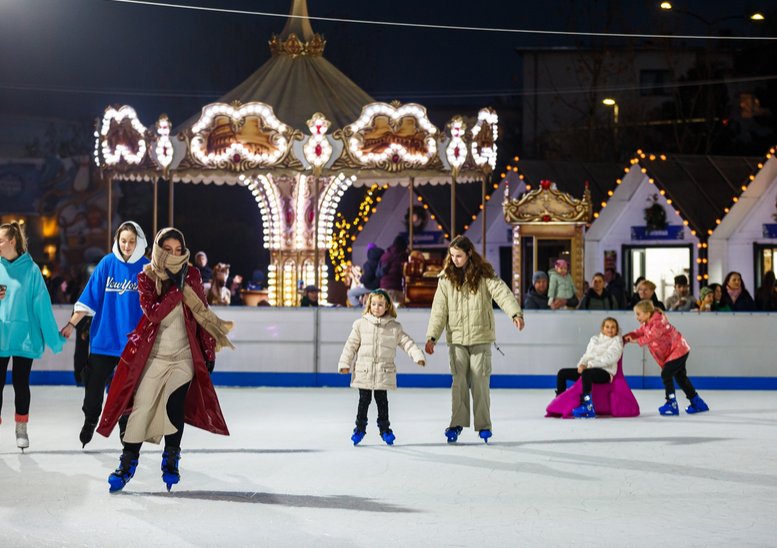 Patinoarul de pe Platoul Sălii Sporturilor din Cluj și-a deschis porțile pentru sezonul de iarnă