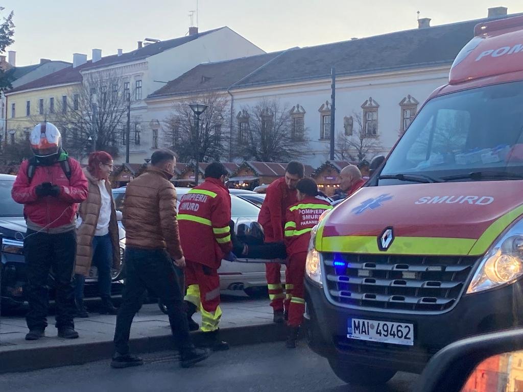 ACCIDENT rutier în centrul Clujului. O persoană primește îngrijiri medicale