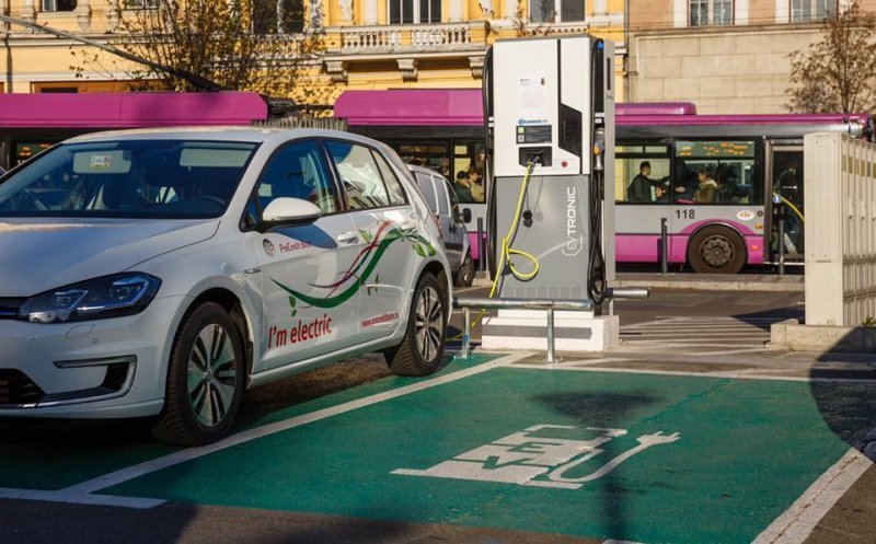 Taxă de încărcare pentru mașinile electrice, la Cluj-Napoca. Se plătește și ora de parcare