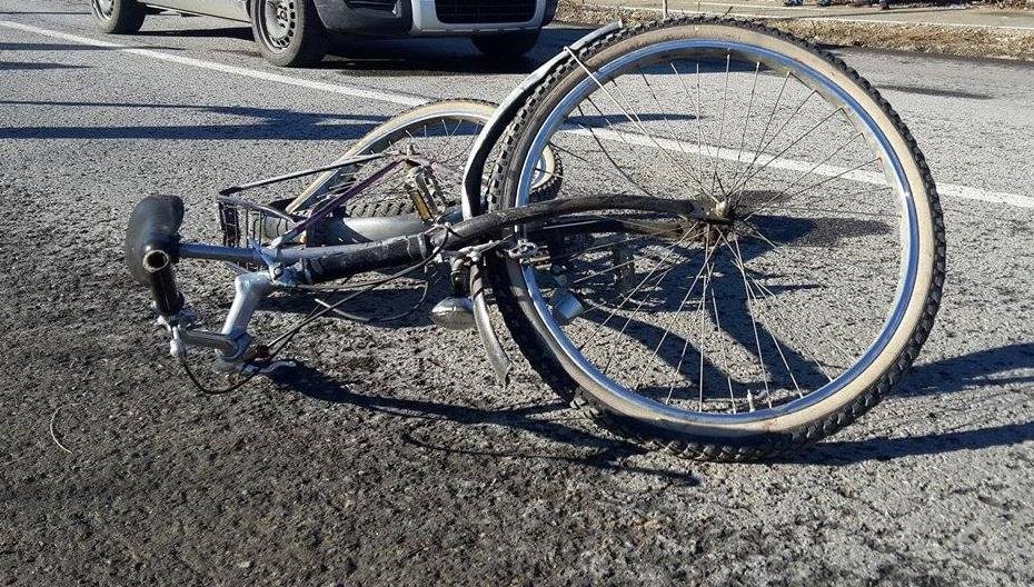 Accident pe o stradă din Gherla. Biciclist rănit, transportat la spital cu SMURD-ul