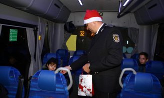 Surpriză în drum spre școală! Moș Nicolae a urcat astăzi în autobuzele școlare și le-a împărțit dulciuri celor mici