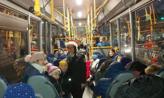 Surpriză în drum spre școală! Moș Nicolae a urcat astăzi în autobuzele școlare și le-a împărțit dulciuri celor mici