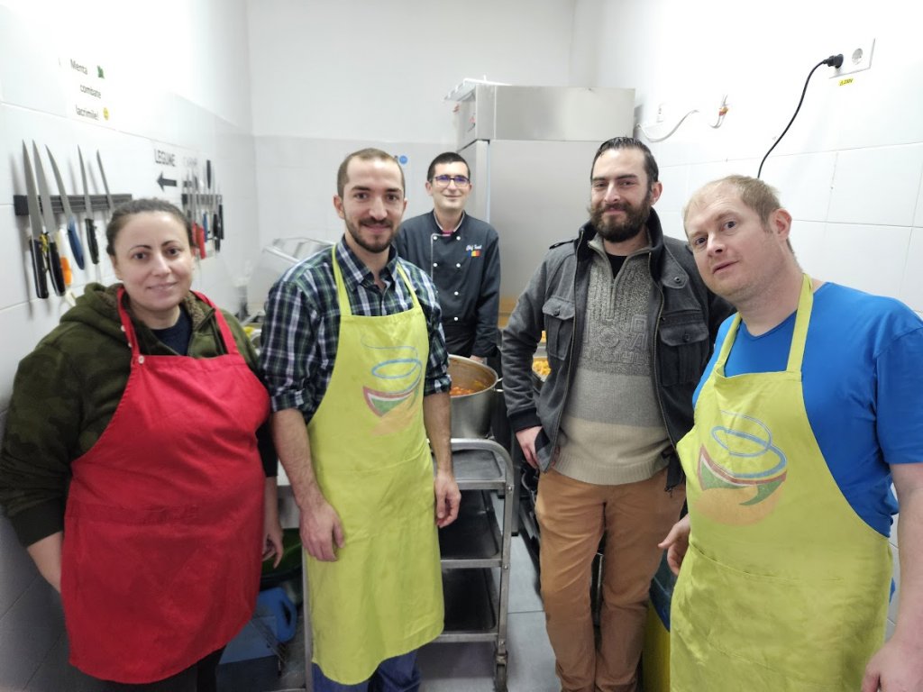 O ucraineancă, un palestinian, un american, un englez și un român au gătit împreună O MASĂ CALDĂ la Cluj-Napoca