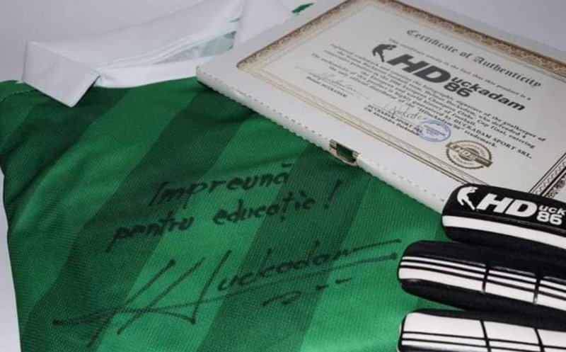 Tricoul și mănușile lui Duckadam au fost vândute la o licitație, iar banii vor fi folosiți pentru rechizite şcolare. Cine le-a adjudecat