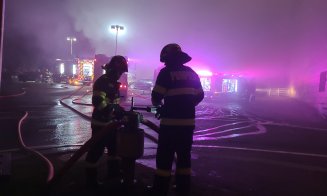 Incendiu la mall-ul din Gheorgheni. Pompierii intervin cu trei autospeciale / S-a închis hypermaket-ul, iar clienții au fost evacuați