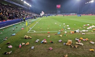 A plouat cu jucării pe stadionul din Gruia la meciul cu FCSB