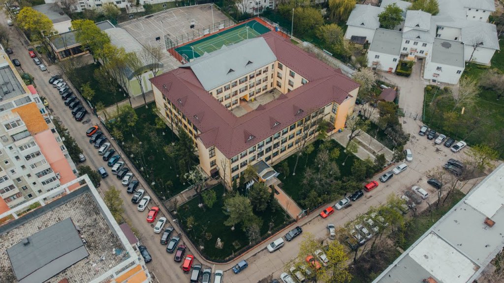Tentativă de sinucidere: O copilă de 11 ani s-a aruncat de la etaj chiar din clădirea şcolii