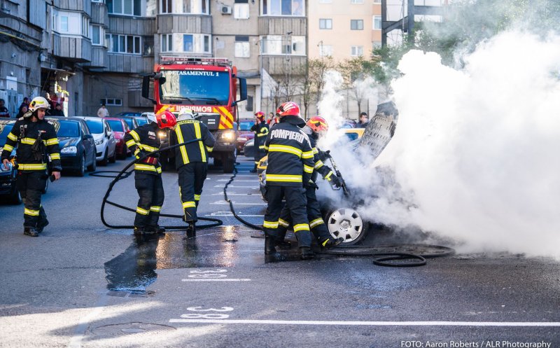 Două mașini au luat foc pe o stradă din Cluj-Napoca. Pompierii, intervenție de urgență