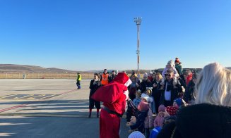 Moș Crăciun a aterizat pe Aeroportul Internațional Cluj. Copiii l-au așteptat cu poezii și colinde