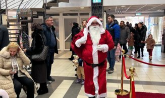 Moș Crăciun a aterizat pe Aeroportul Internațional Cluj. Copiii l-au așteptat cu poezii și colinde