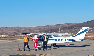 Moș Crăciun a aterizat pe Aeroportul Internațional Cluj. Copiii l-au așteptat cu poezii și colinde