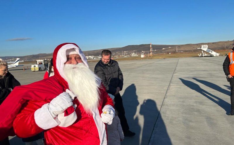 Moș Crăciun a aterizat pe Aeroportul Internațional Cluj. Copiii l-au așteptat cu poezii și colinde
