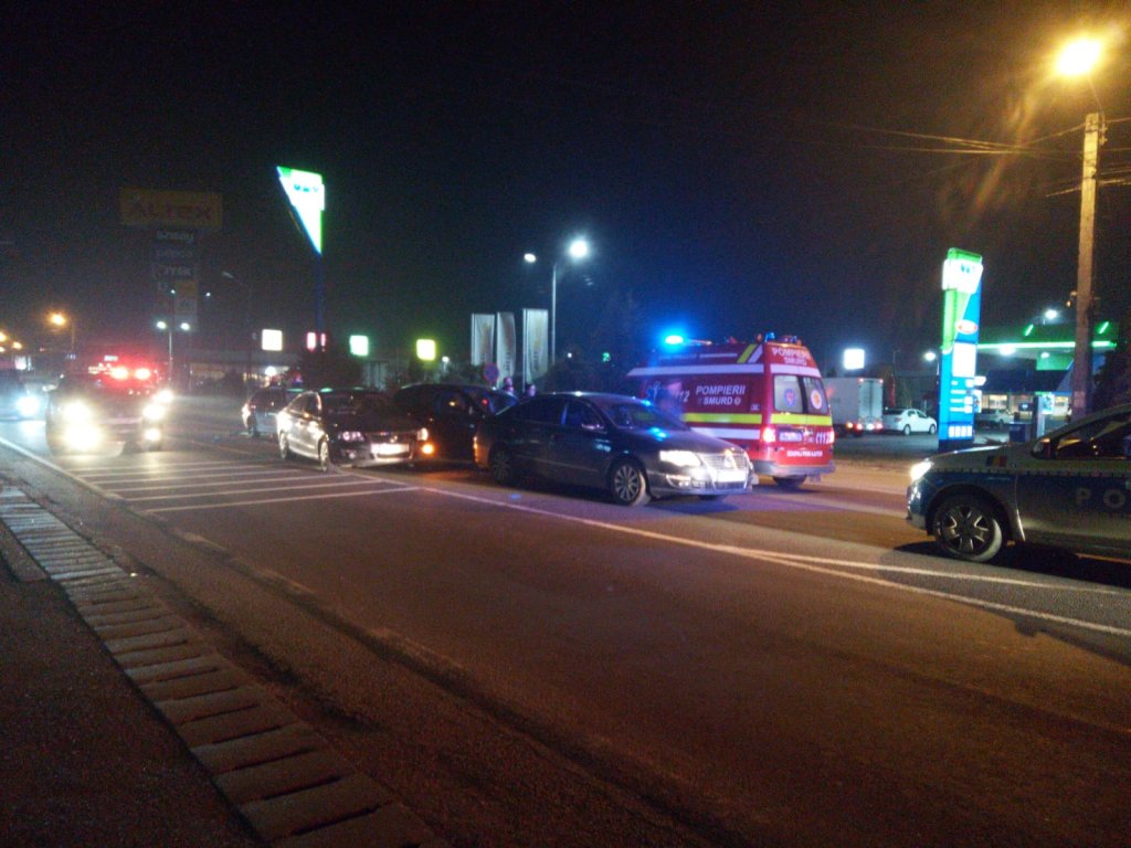 ACCIDENT cu 4 mașini în județul Cluj.  TOATE 4 circulau pe aceeaşi direcţie / O victimă, transportată la spital