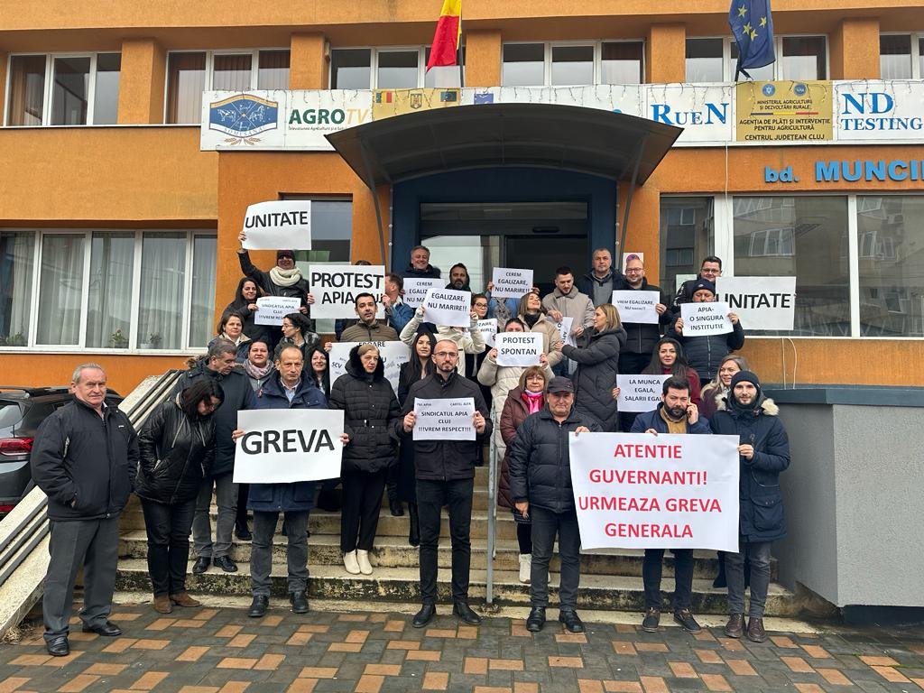 Angajații APIA Cluj continuă să protesteze pentru salarii. Sindicaliștii din toată țara vor picheta azi sediul Ministerului Agriculturii