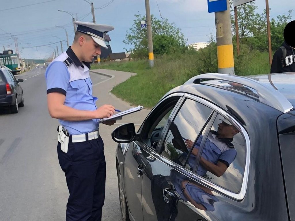Șoferi inconștienți pe drumurile din Cluj. S-au urcat la volan fără permis