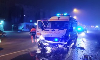 Ambulanţă care transporta un pacient, implicată într-un accident rutier