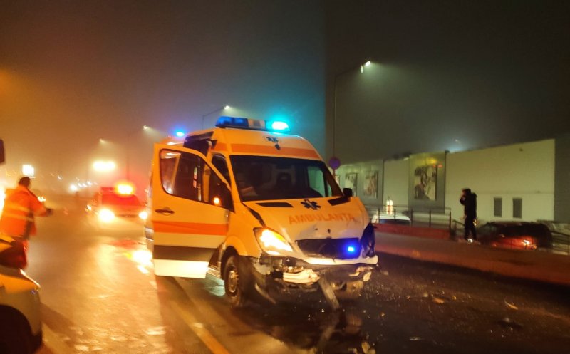 Ambulanţă care transporta un pacient, implicată într-un accident rutier