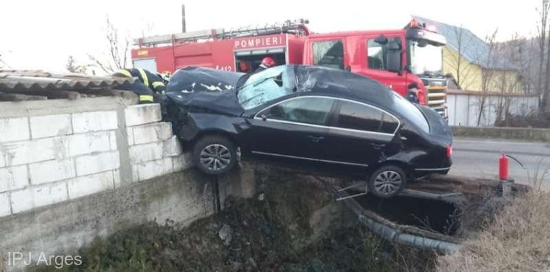 Accident „ca-n filme”. O femeie a lovit mortal cu mașina un cal și a ajuns la spital după ce a intrat într-un gard