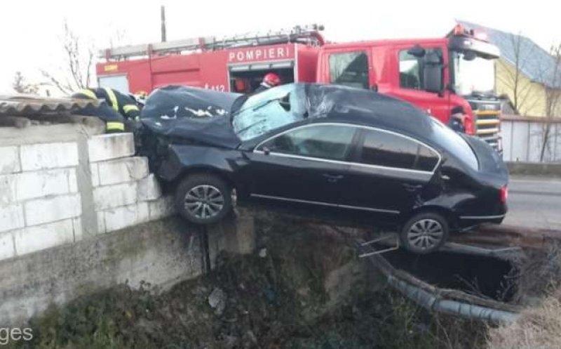 Accident „ca-n filme”. O femeie a lovit mortal cu mașina un cal și a ajuns la spital după ce a intrat într-un gard