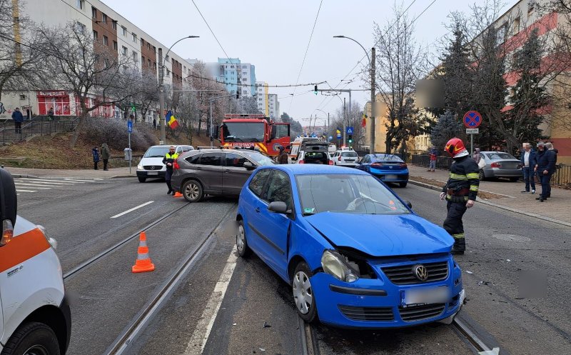 Coliziune între două mașini în Mănăștur. Doi bărbați, consultați de medici