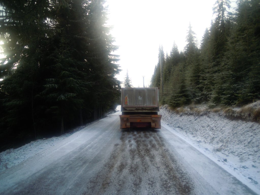 Atenție, șoferi! Polei pe unele drumuri din zona de munte a Clujului