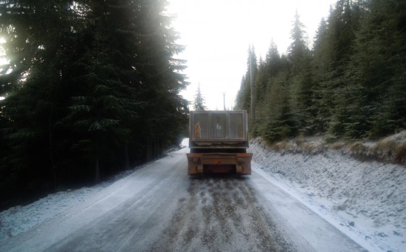 Atenție, șoferi! Polei pe unele drumuri din zona de munte a Clujului