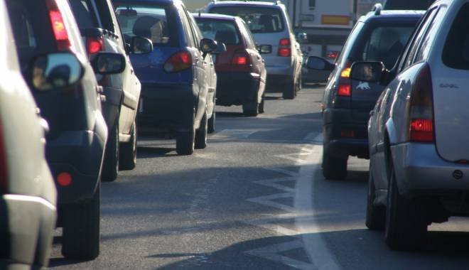 La coadă la... drumul spre mall. Febra cumpărăturilor e contagioasă