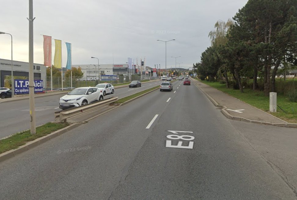 Plimbare pe Calea Turzii, terminată rău pentru un șofer. A intrat cu mașina într-un stâlp