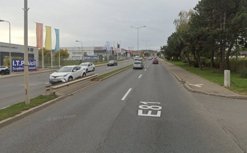 Plimbare pe Calea Turzii, terminată rău pentru un șofer. A intrat cu mașina într-un stâlp