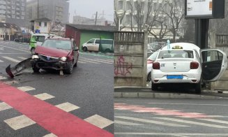 ACCIDENT în apropiere de Platinia! Două mașini, implicate / Un taxi a ajuns în gard