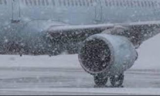 Probleme din cauza ninsorii. Un avion plin cu pasageri nu a putut ateriza pe Aeroportul Internațional Cluj
