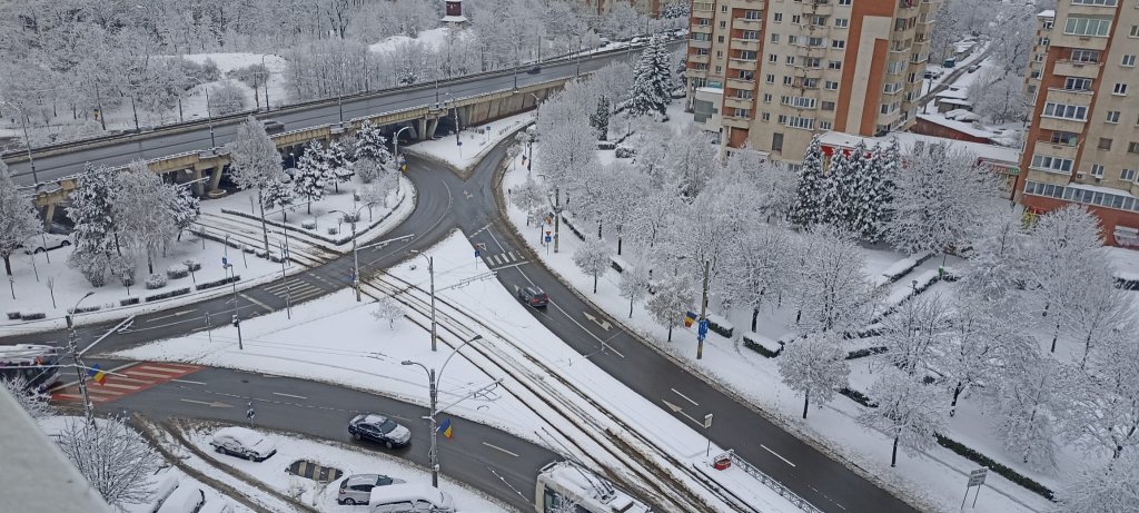 A-nceput de ieri să cadă câte-un fulg, apoi a nins ca-n povești la Cluj-Napoca