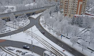 A-nceput de ieri să cadă câte-un fulg, apoi a nins ca-n povești la Cluj-Napoca