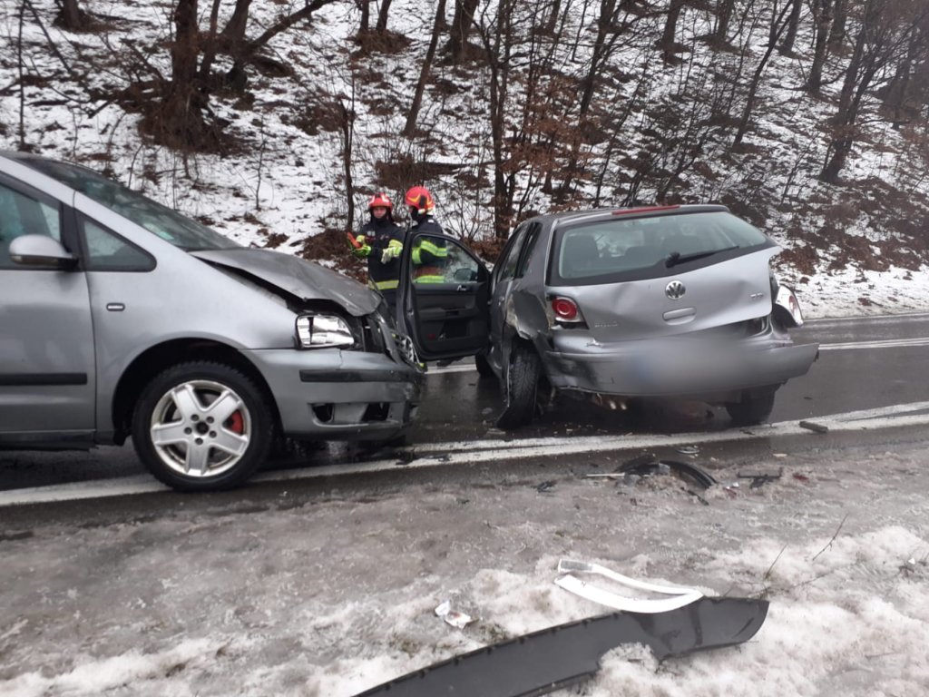 ACCIDENT la Bologa între 2 maşini. 6 persoane, consultate de echipajul SMURD