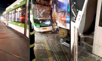 Tramvai Astra Imperio, pe modelul celor din Cluj-Napoca, făcut praf într-un accident din capitală / Coliziune frontală