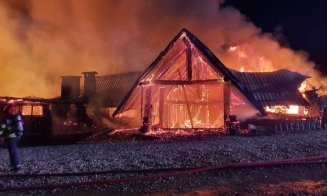 Incendiu la o pensiune în a doua zi de Crăciun. Două persoane arse, iar altele dispărute