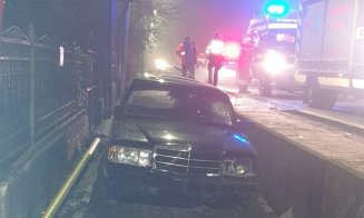 "Cascadorie" pe un drum din Cluj: Cum și-a "parcat" un șofer mașina într-un șanț