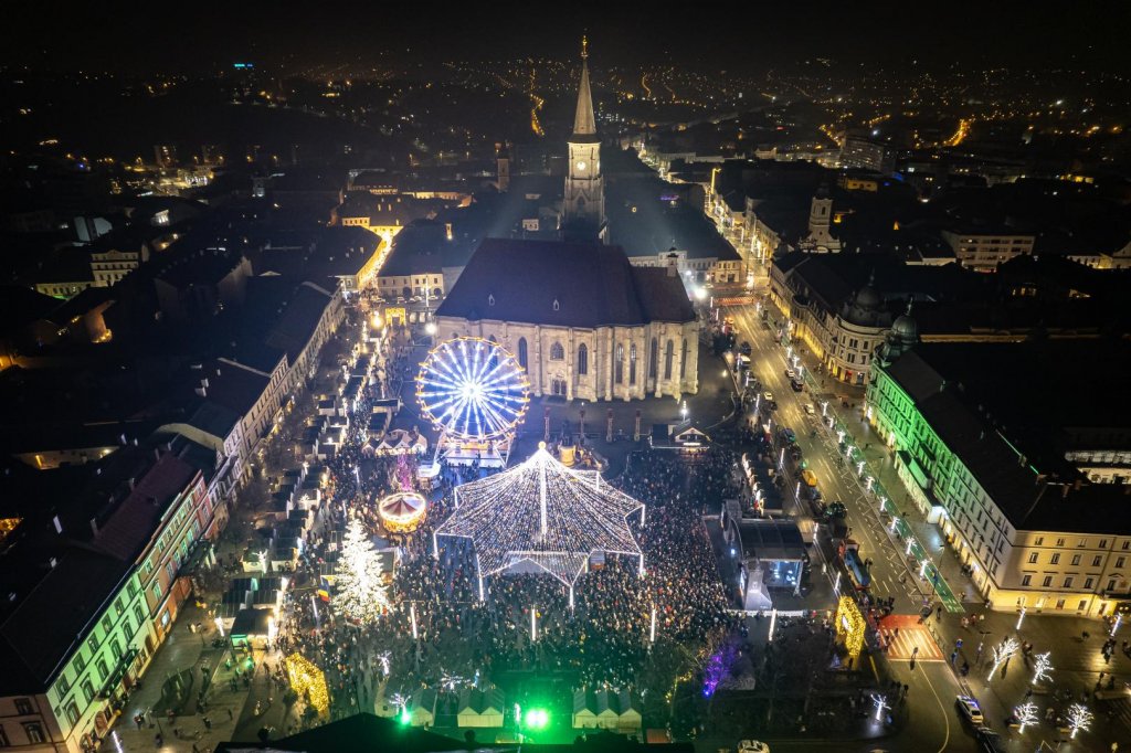 Revelion 2024 la Cluj-Napoca: concerte, spectacol de artificii, șampanie și atmosferă de sărbătoare în Piața Unirii
