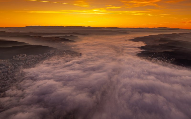 Fotografii SPECTACULOASE din dronă cu Clujul învăluit în ceață