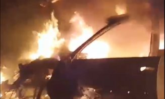 Accident cu trei mașini la Nădășelu. Un autoturism a fost distrus de flăcări