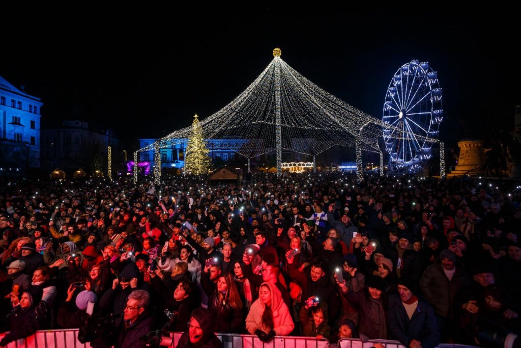 Revelionul din Piața Unirii, o sărbătoare a comunității. Trecerea dintre ani a consemnat finalul Târgului de Crăciun