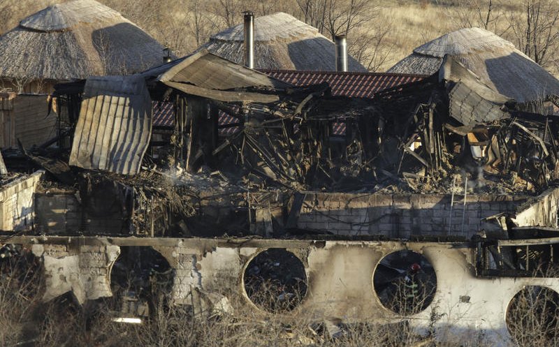 Tragedia de la Ferma Dacilor. Patronul complexului turistic a fost reţinut / Noi persoane sunt vizate de ancheta privind incendiul în care opt oameni au murit