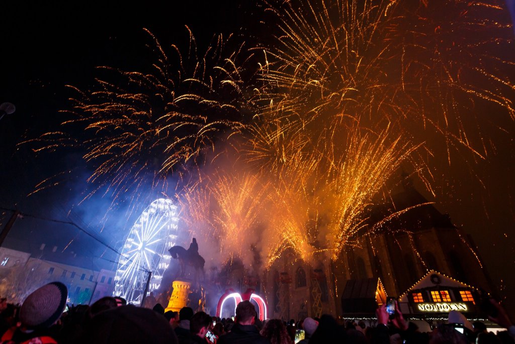 La mulți ani, Cluj-Napoca! La mulți ani, România! Peste 15.000 oameni au sărbătorit trecerea dintre ani în Piața Unirii, cu șampanie, concerte și spectacol de artificii