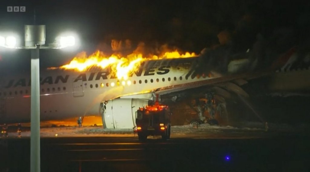 Un avion plin cu pasageri a luat foc la aterizare. S-ar fi ciocnit cu o altă aeronavă
