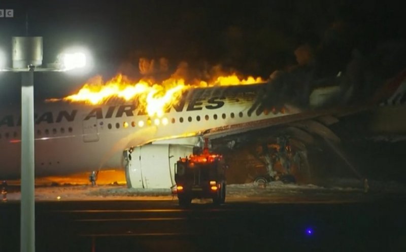Un avion plin cu pasageri a luat foc la aterizare. S-ar fi ciocnit cu o altă aeronavă